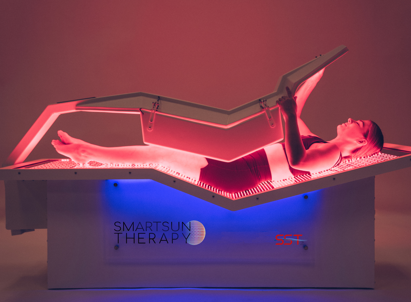 The Difference Between Red Light Therapy and Traditional Tanning